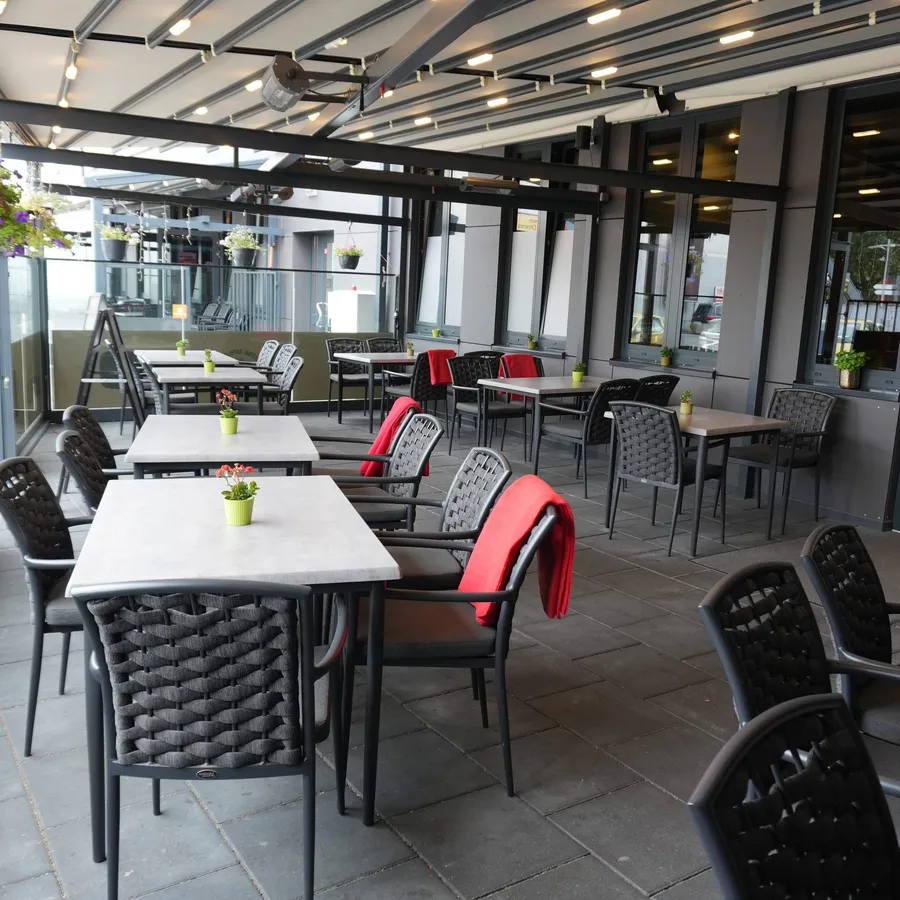 Übersicht über die glasgeschützte Terrasse
