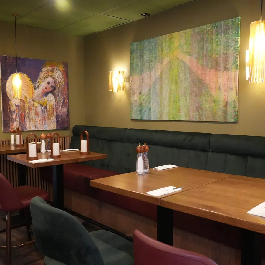 Sitznischen mit burgunderroten Stühlen und Wandkunst