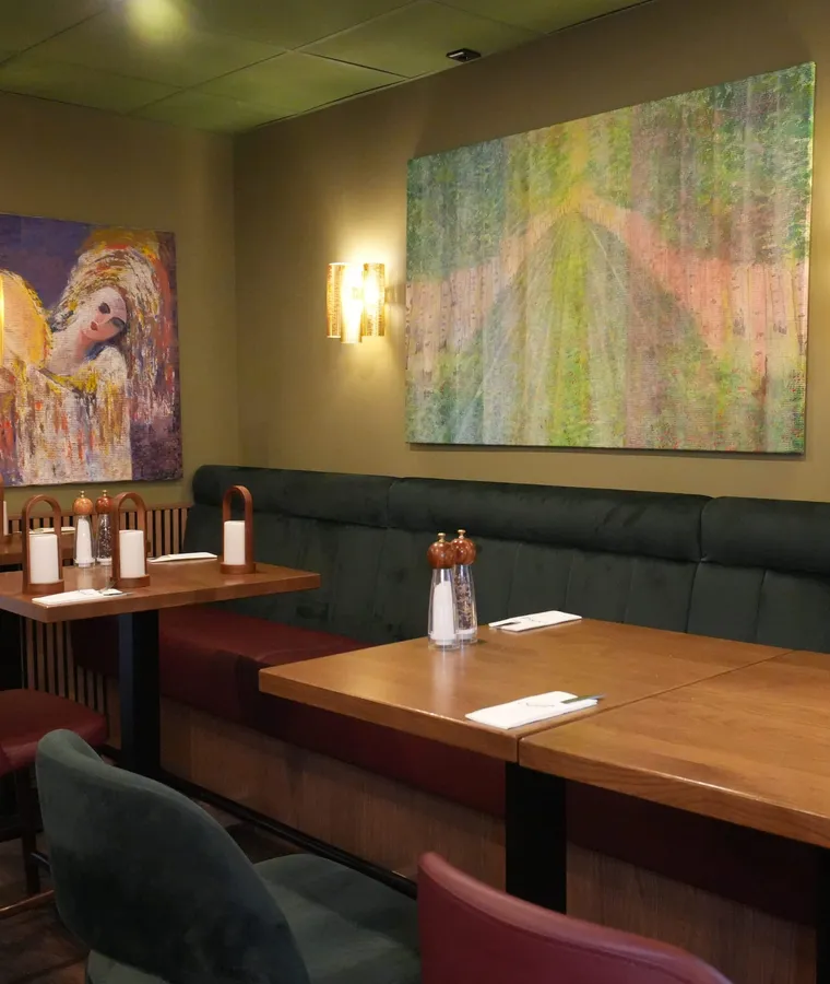 Sitznischen und Kunst im Gastraum