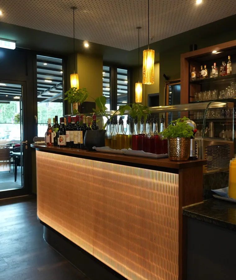 Beleuchtete Flaschen an der Bar