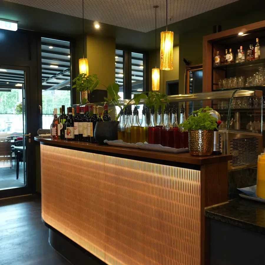 Beleuchtete Bar mit Wein- und Spirituosenflaschen