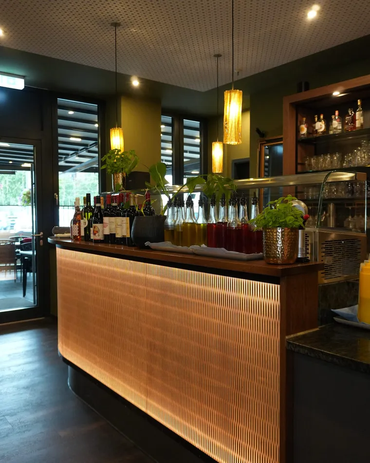 Beleuchtete Bar mit Wein- und Spirituosenflaschen