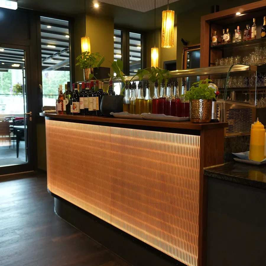 Breite Ansicht von Bar, Flaschenregal und Pizzaofen