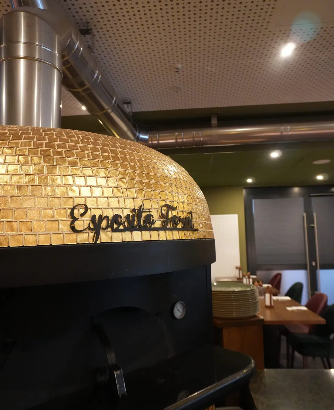 Der goldene Mosaikofen im Gastraum der Osteria Siros