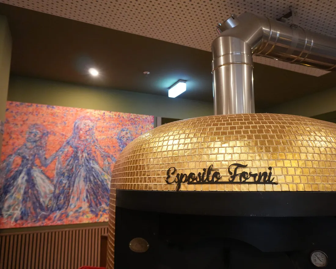 Der goldene Steinofen vor farbiger Kunst