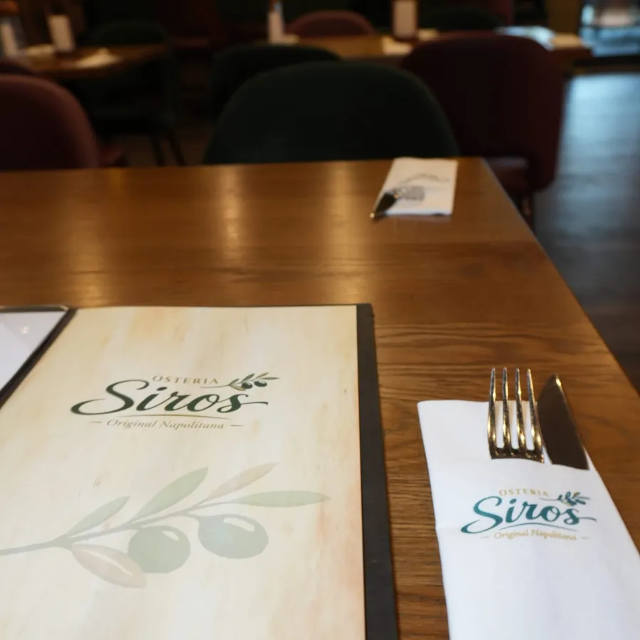 Siro’s-Speisekarte und Besteckhülle in Nahaufnahme